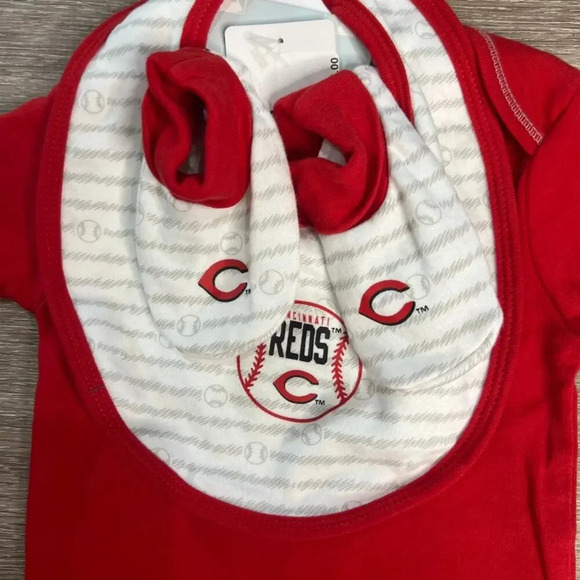 NWT Cincinnati Reds Infant Layette Set Bodysuit Bib Booties Unisex Red 6-9 Month - Picture 2 of 4